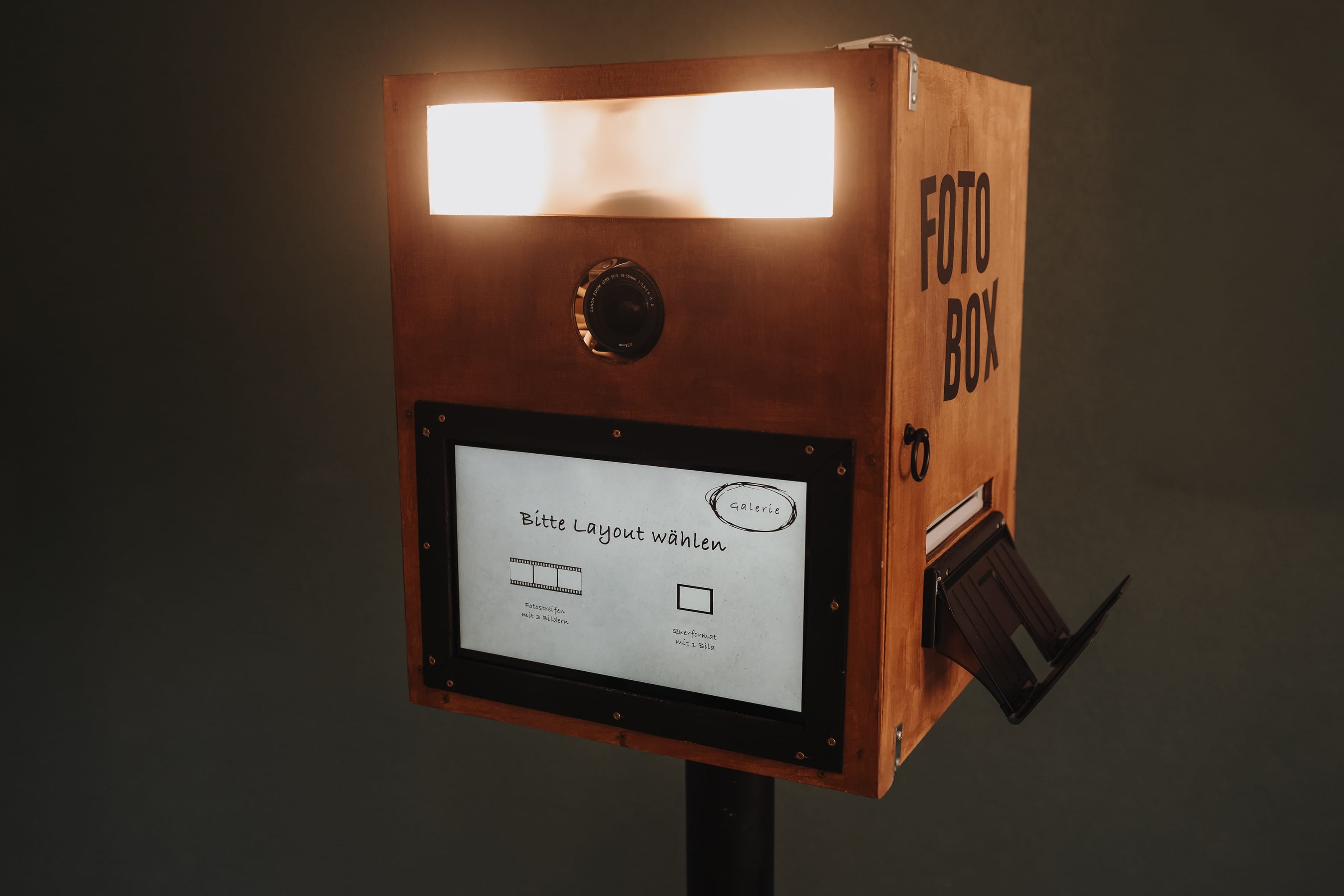 Die Holz-Fotobox mit leuchtendem Blitz, Kamera und Touchscreen