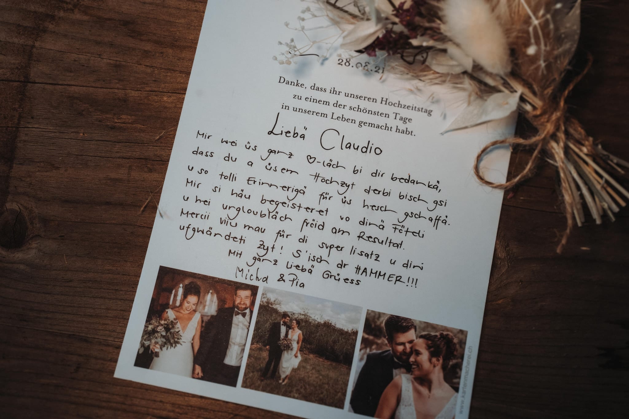 Gedruckte Dankeskarte eines Brautpaars mit handgeschriebenem Text in Berndeutsch und drei Hochzeitsfotos